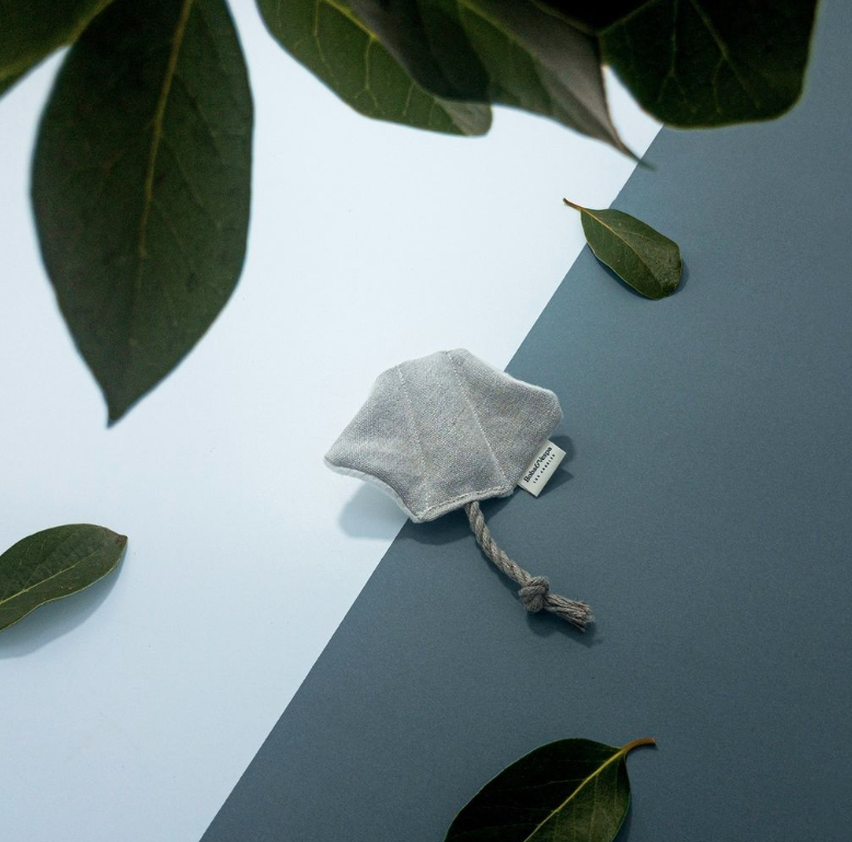 stingray cat toy